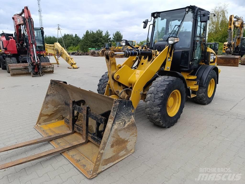CAT 908M Iekrāvēji uz riteņiem