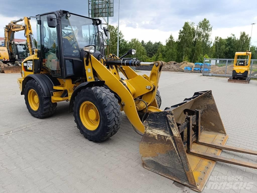 CAT 908M Iekrāvēji uz riteņiem