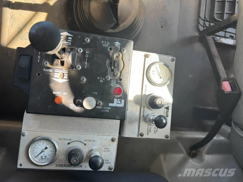 Mack GU813 Pašizgāzējs