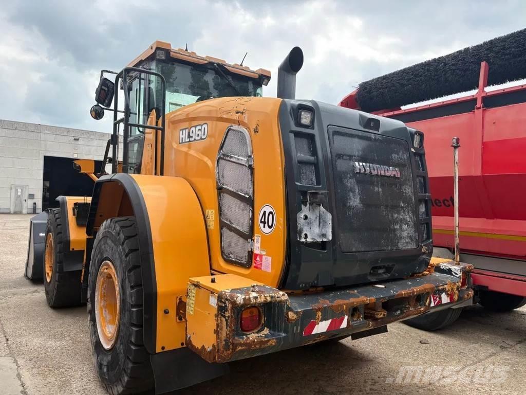 Hyundai HL960 Iekrāvēji uz riteņiem