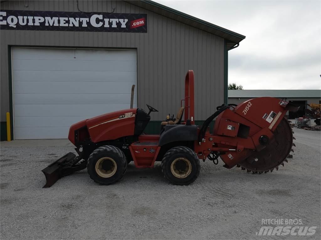 Ditch Witch RT55 Akmens un betona zāģi