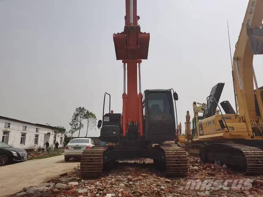 Hitachi ZX 210 Kāpurķēžu ekskavatori