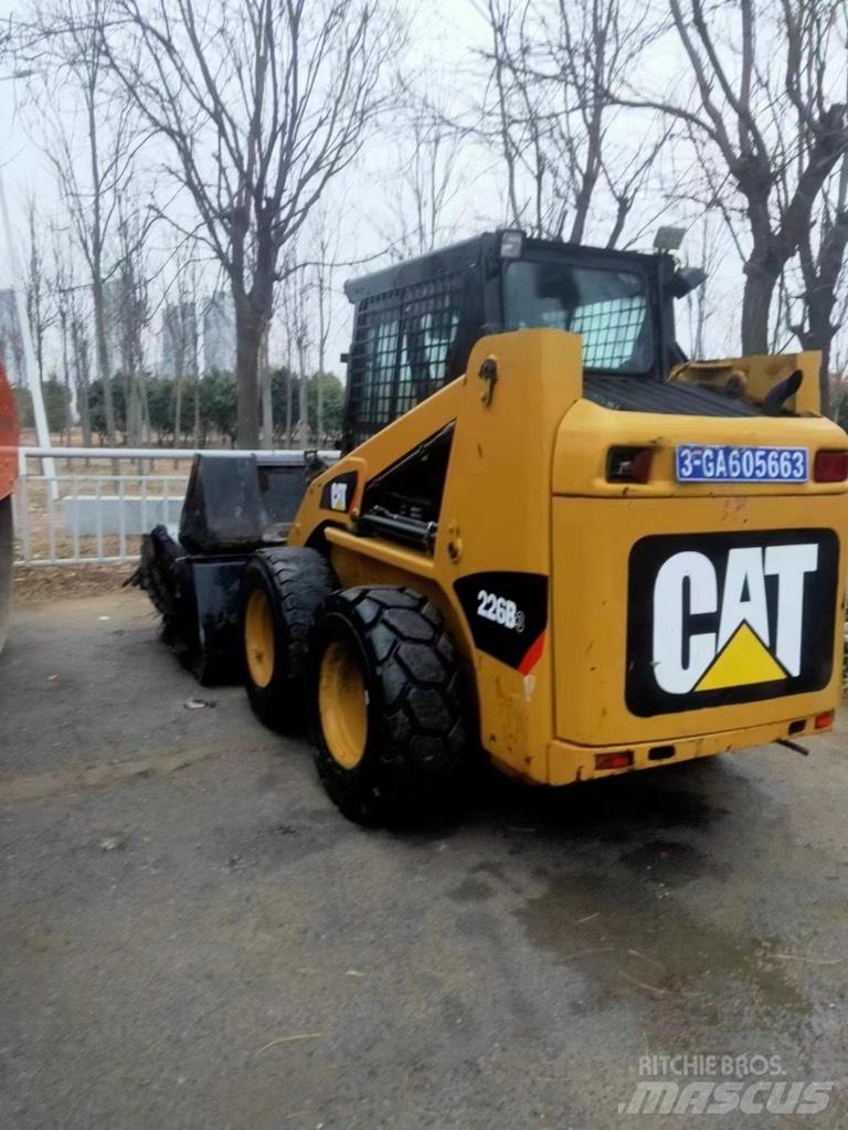 CAT 226 B Lietoti riteņu kompaktiekrāvēji