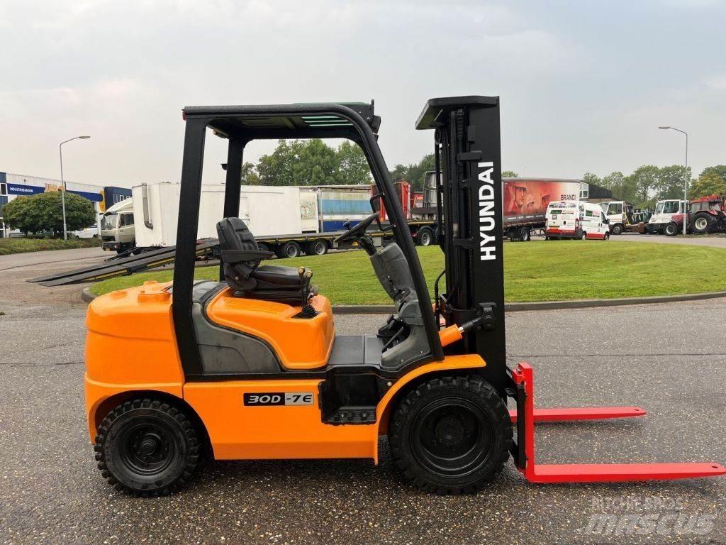 Hyundai 30D-7E Tehnika ar dīzeļa dzinēju