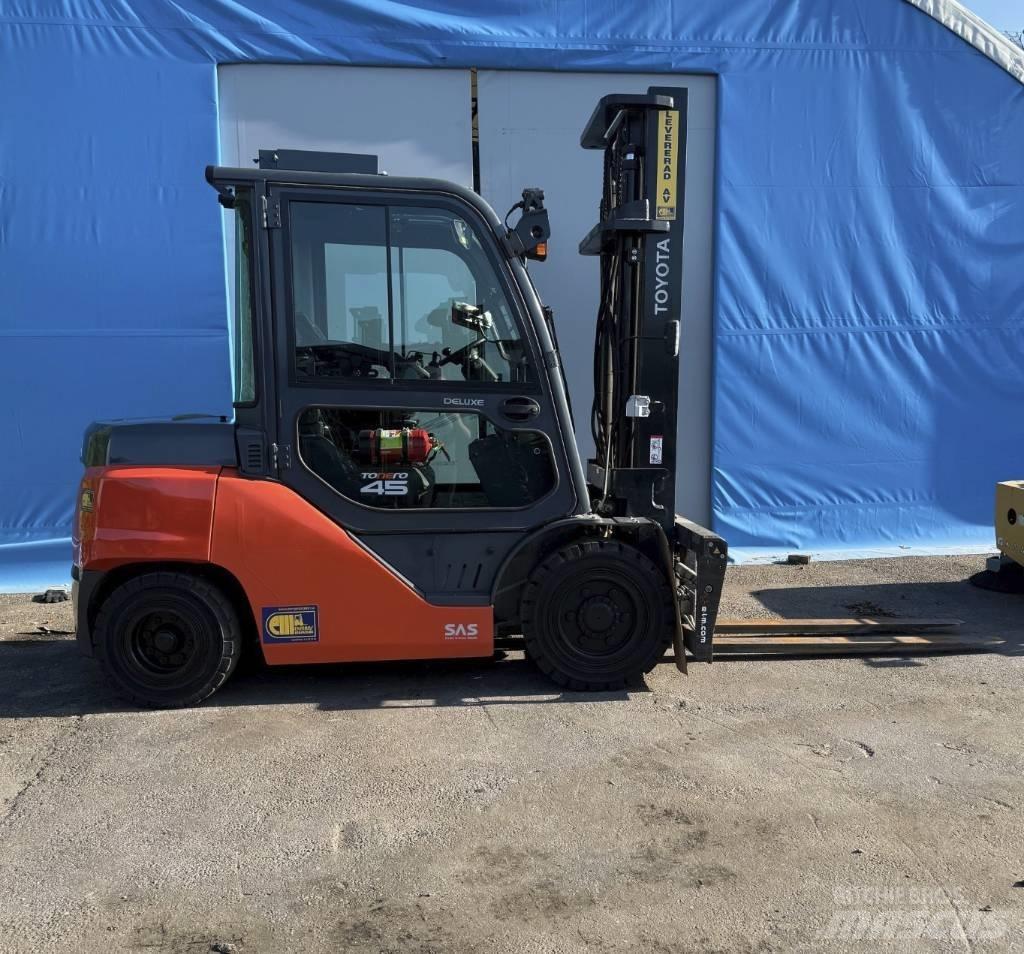 Toyota truck 8 FD40N Tehnika ar dīzeļa dzinēju