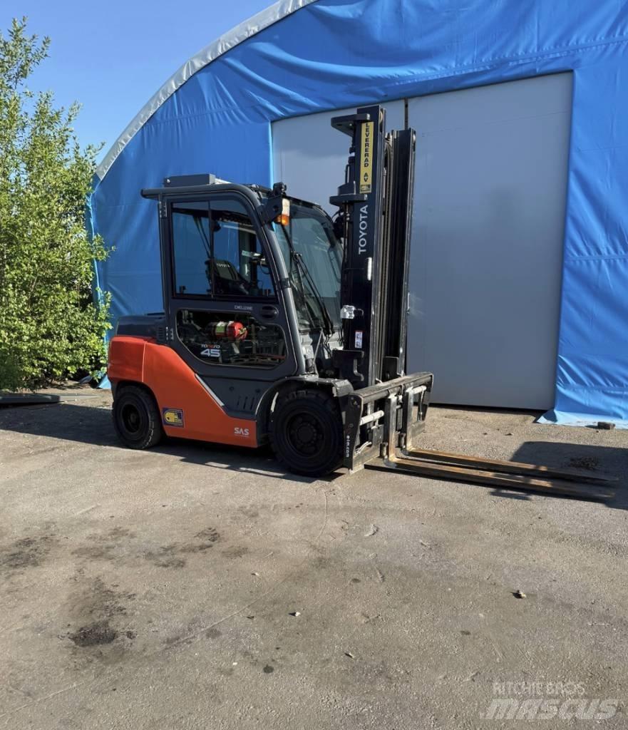 Toyota truck 8 FD40N Tehnika ar dīzeļa dzinēju