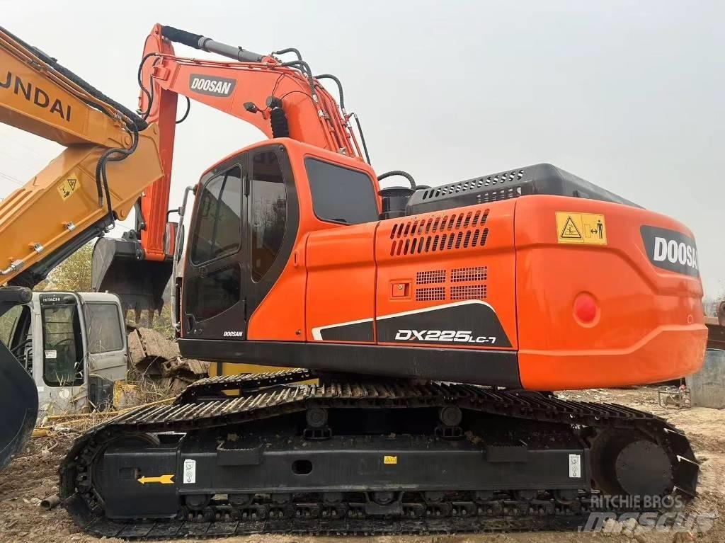 Doosan DX225LC-9C Kāpurķēžu ekskavatori