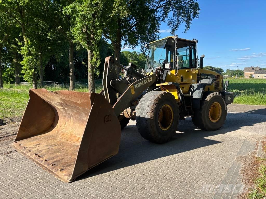 Komatsu WA250-6 Iekrāvēji uz riteņiem