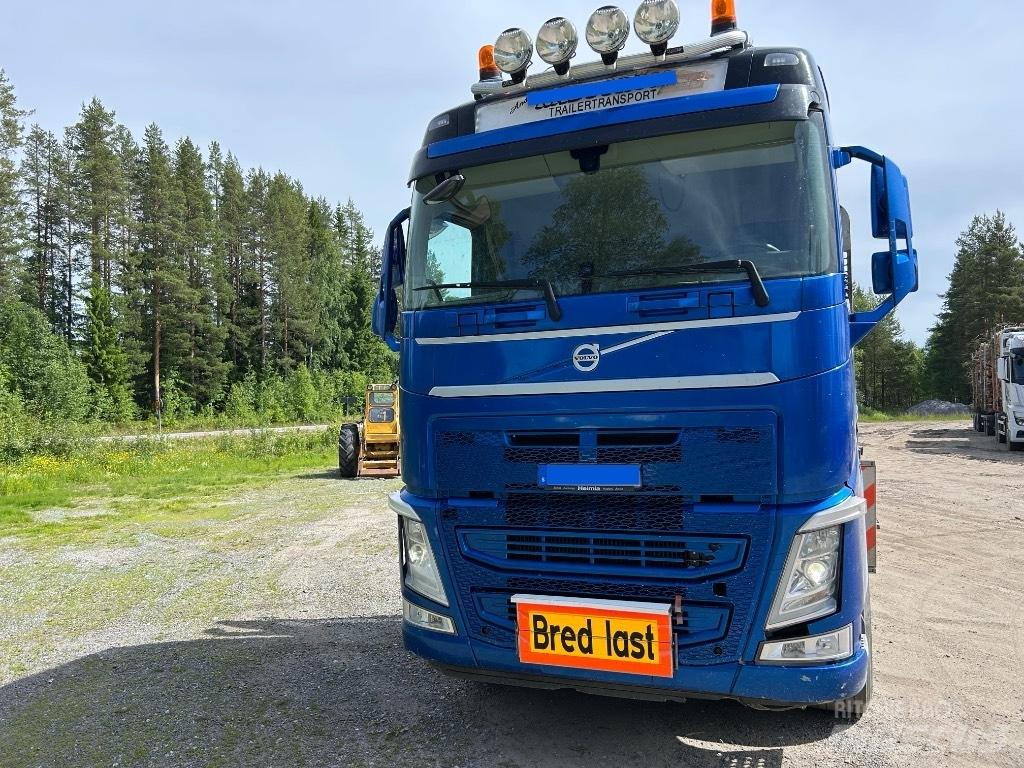 Volvo FH 500 Treileri meža tehnikas transportēšanai