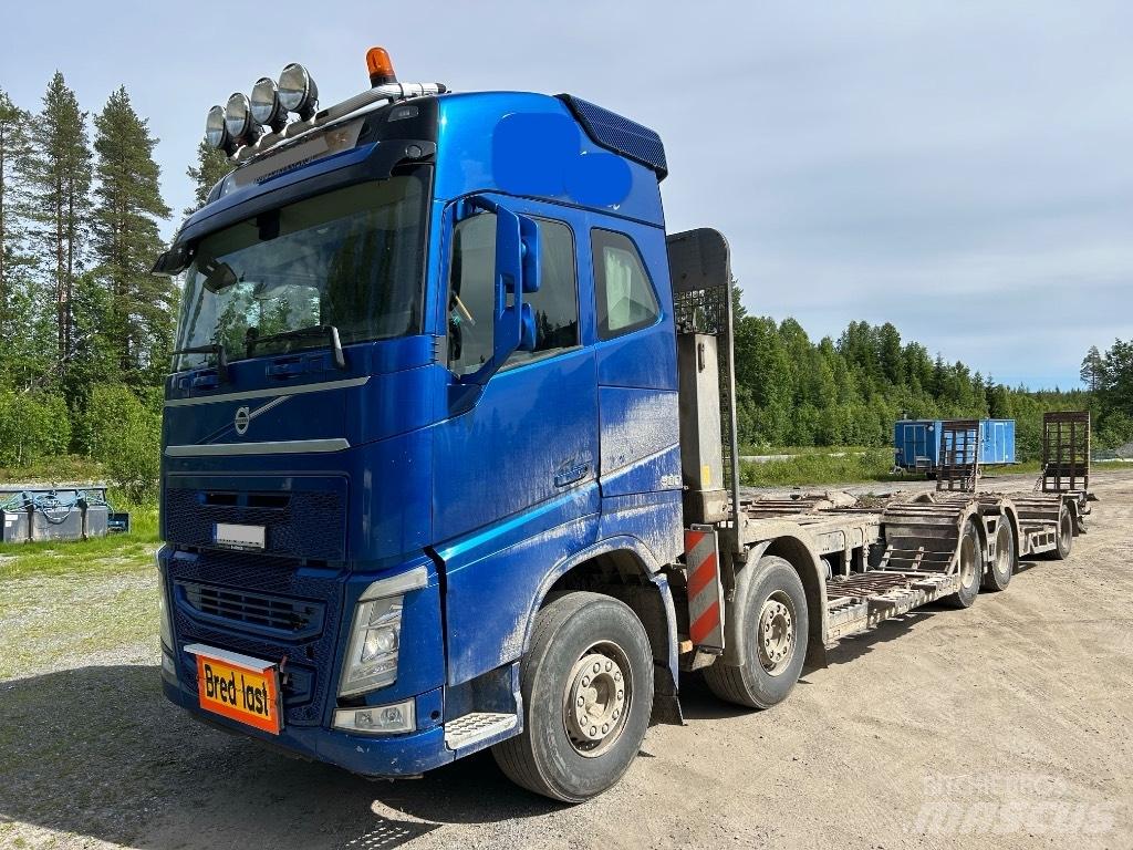 Volvo FH 500 Treileri meža tehnikas transportēšanai