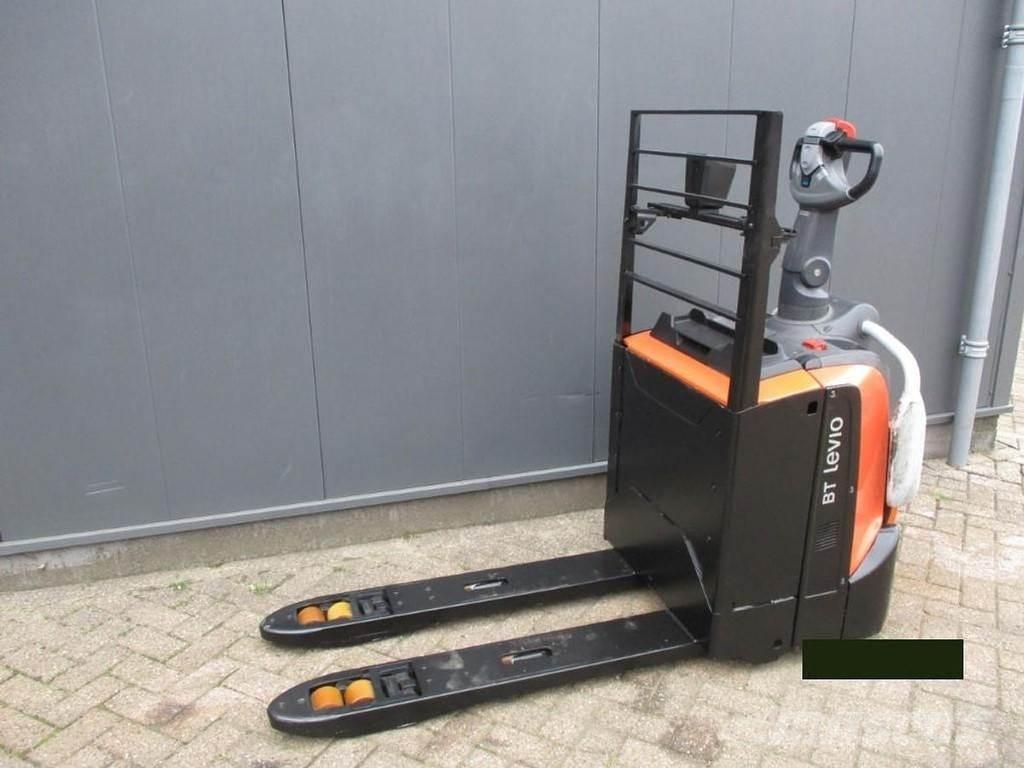 Toyota LPE 200 Hidrauliskās stalažas ar platformu