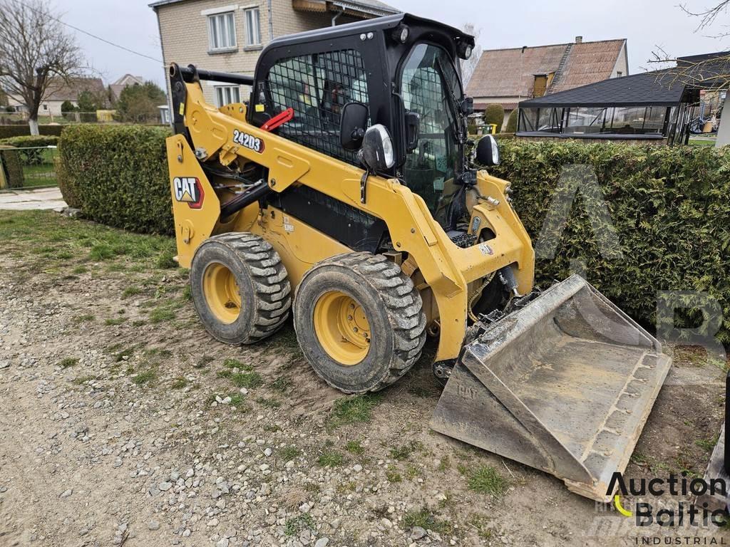CAT 242 D 3 Lietoti riteņu kompaktiekrāvēji