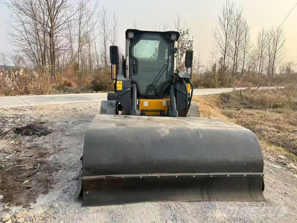 LiuGong 385 B Lietoti riteņu kompaktiekrāvēji