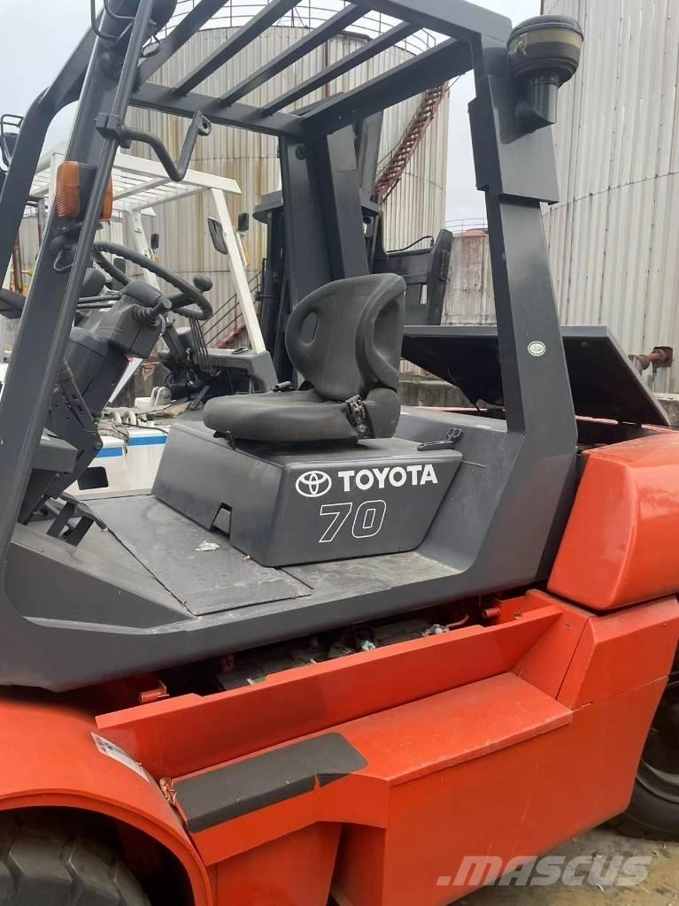 Toyota 7 Ton Tehnika ar dīzeļa dzinēju