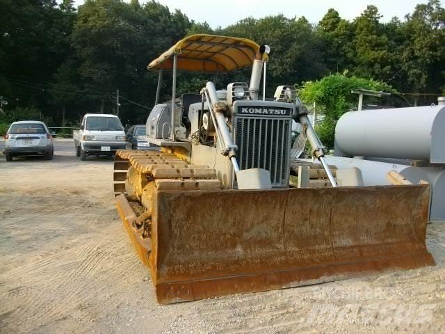 Komatsu D 40 P Kāpurķēžu buldozeri