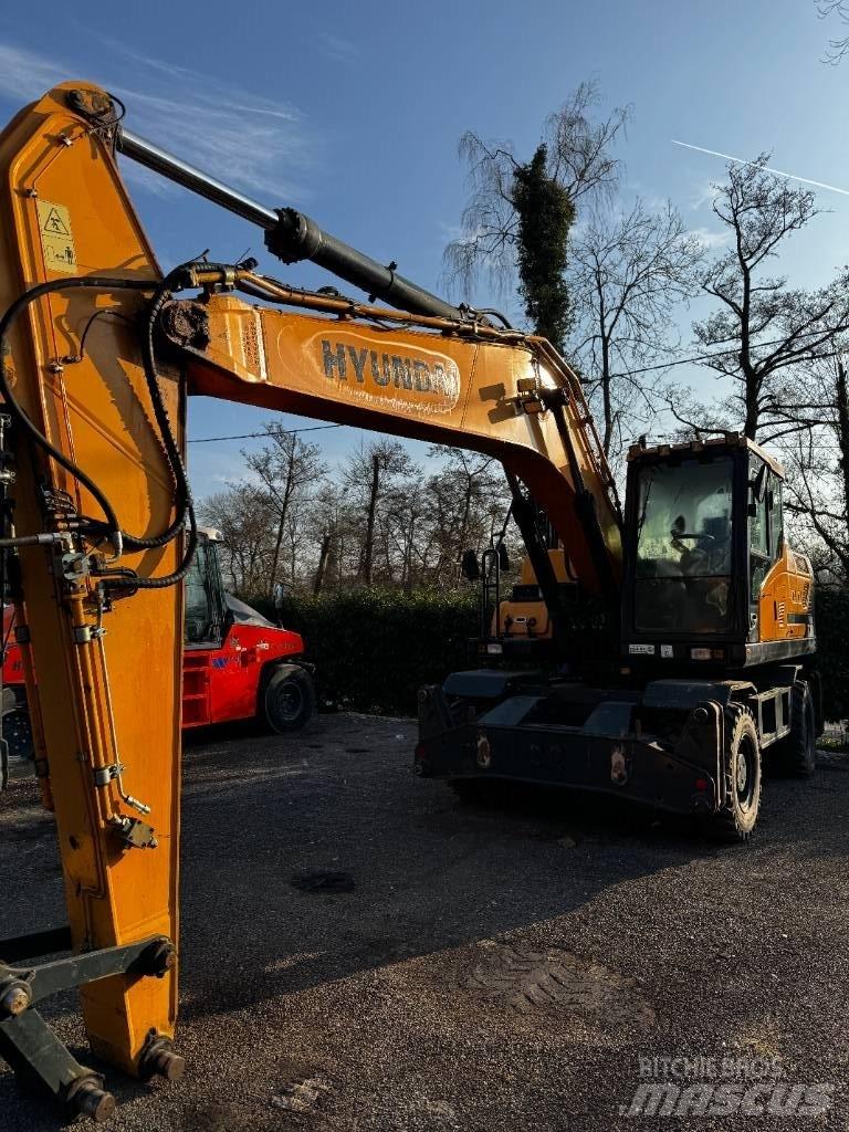 Hyundai HW 210 Ekskavatori uz riteņiem