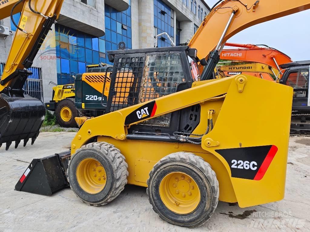CAT 226c Lietoti riteņu kompaktiekrāvēji