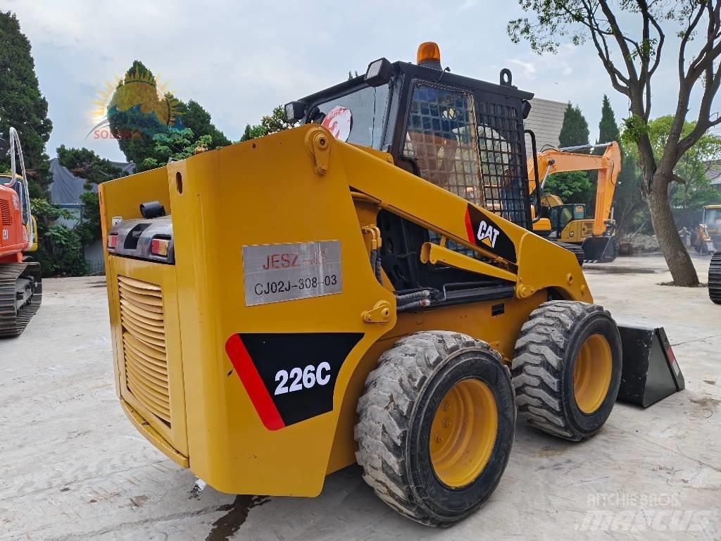 CAT 226c Lietoti riteņu kompaktiekrāvēji