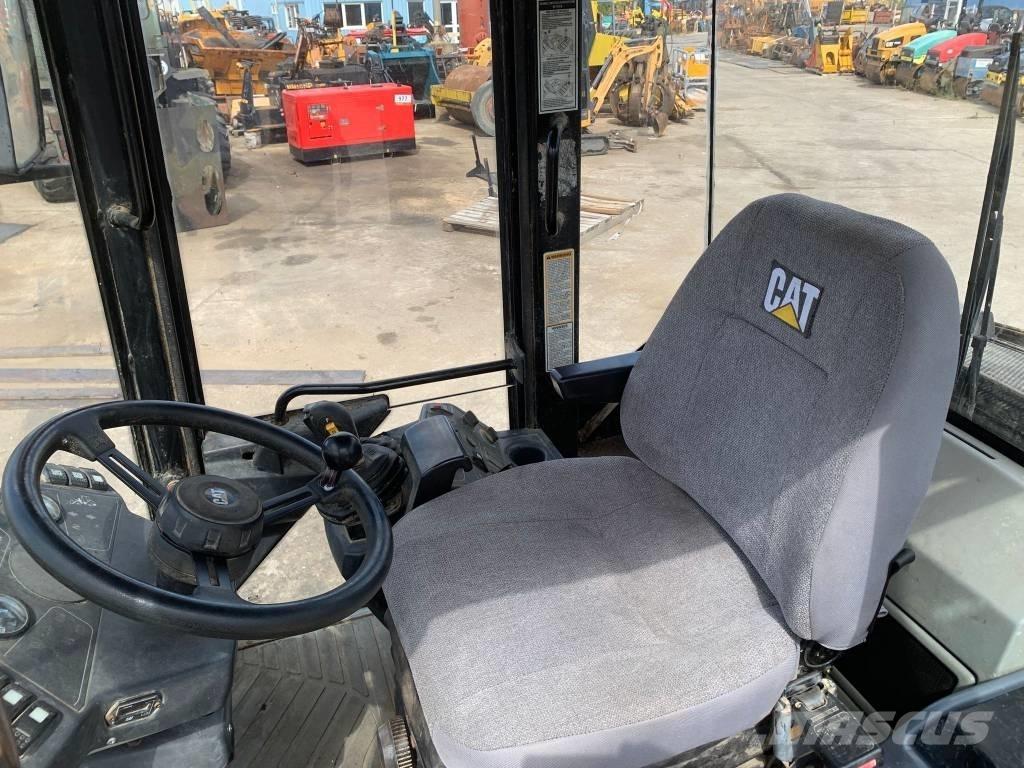 CAT 908 Iekrāvēji uz riteņiem