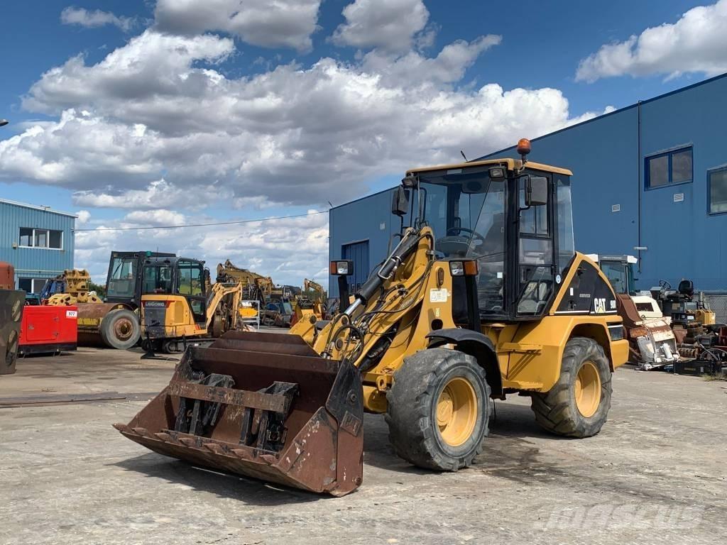 CAT 908 Iekrāvēji uz riteņiem