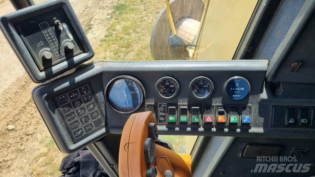 New Holland TC 56 Ražas novākšanas kombaini