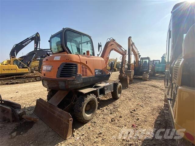 Doosan DX60W Ekskavatori uz riteņiem