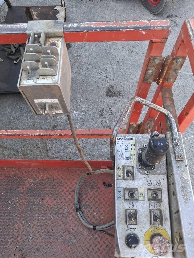 SkyJack SJ 6826 RT Šķerveida pacēlāji