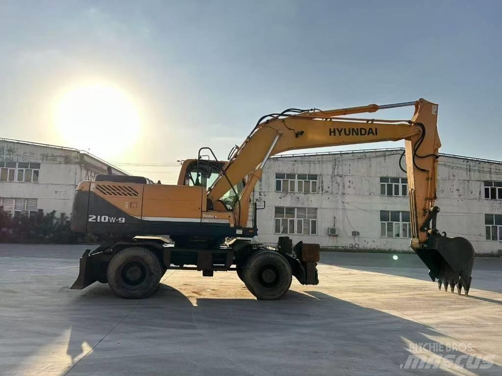 Hyundai 210W-9 Ekskavatori uz riteņiem