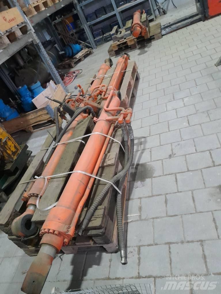 Hitachi ZX 210 Kāpurķēžu ekskavatori