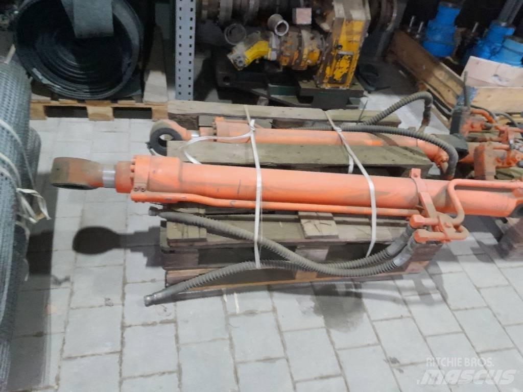 Hitachi ZX 210 Kāpurķēžu ekskavatori