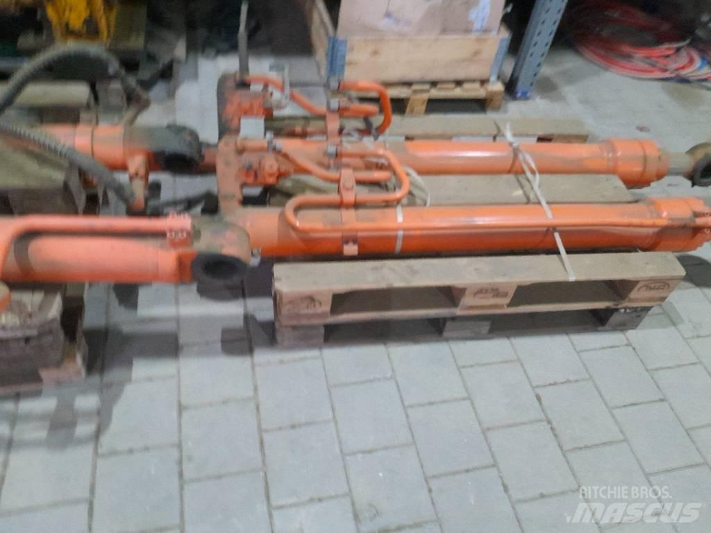 Hitachi ZX 210 Kāpurķēžu ekskavatori