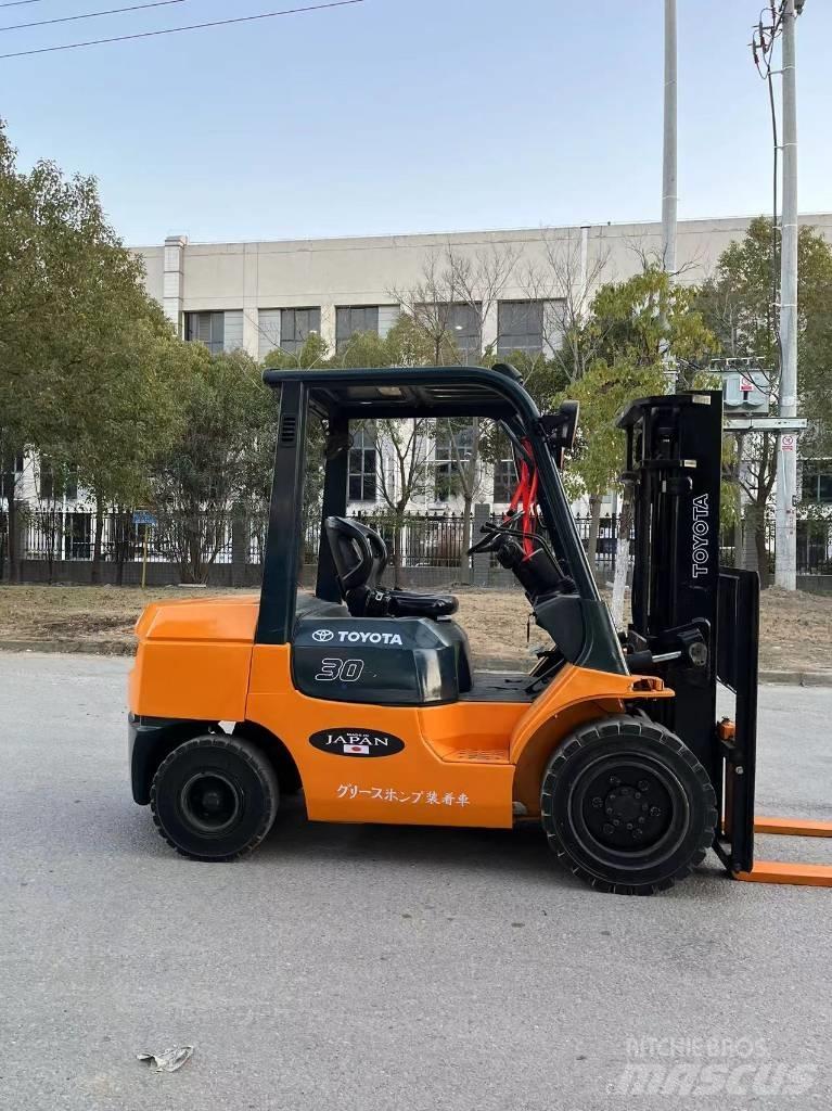 Toyota 7 FDN 30 Tehnika ar dīzeļa dzinēju