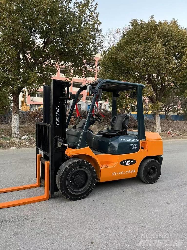 Toyota 7 FDN 30 Tehnika ar dīzeļa dzinēju