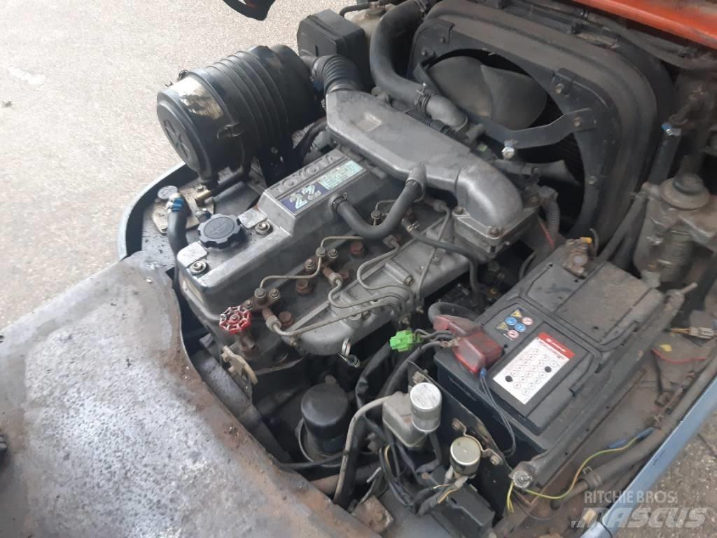 Toyota 6 FDF 25 Tehnika ar dīzeļa dzinēju