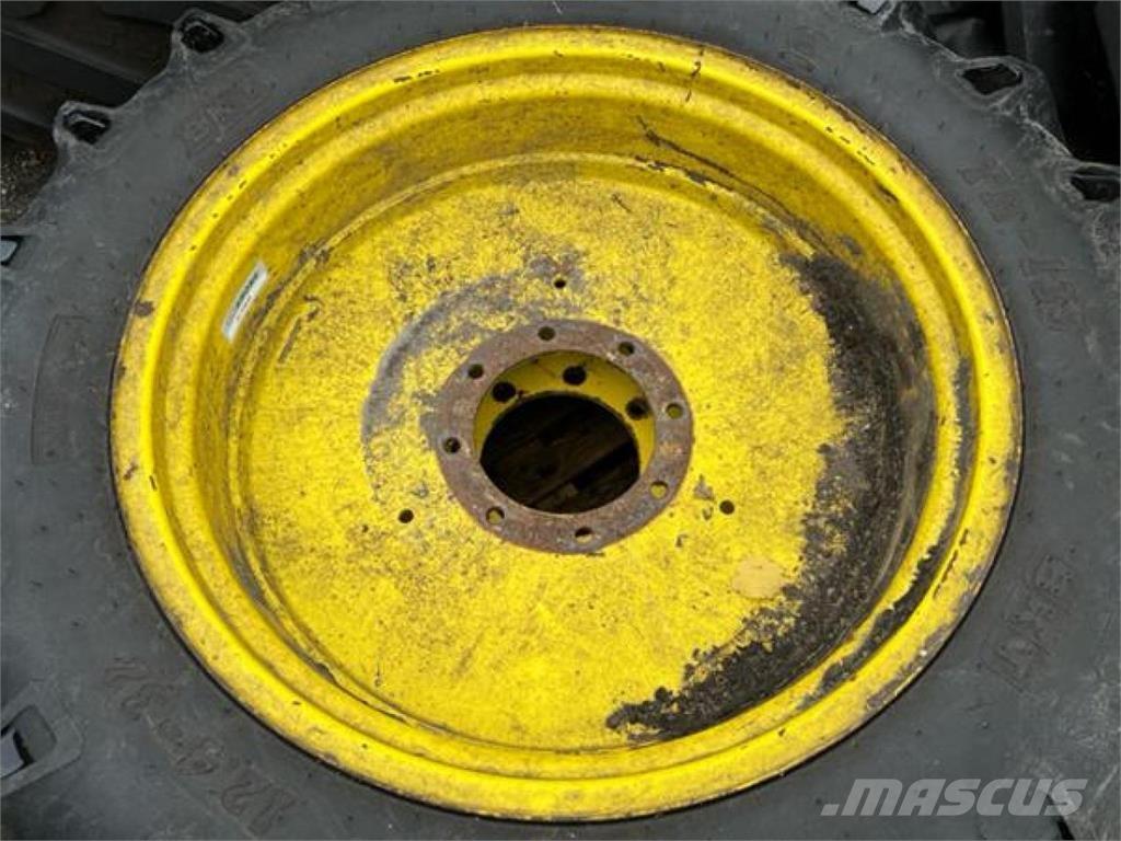 BKT 12.4-32 Riepas, riteņi un diski