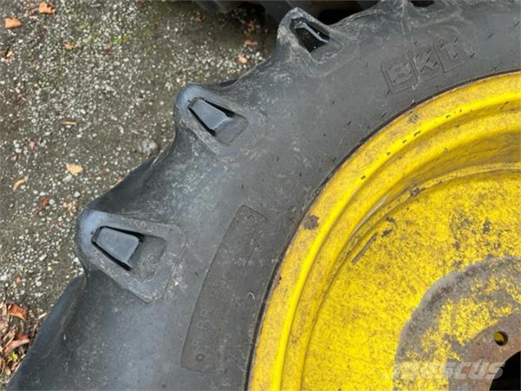 BKT 12.4-32 Riepas, riteņi un diski