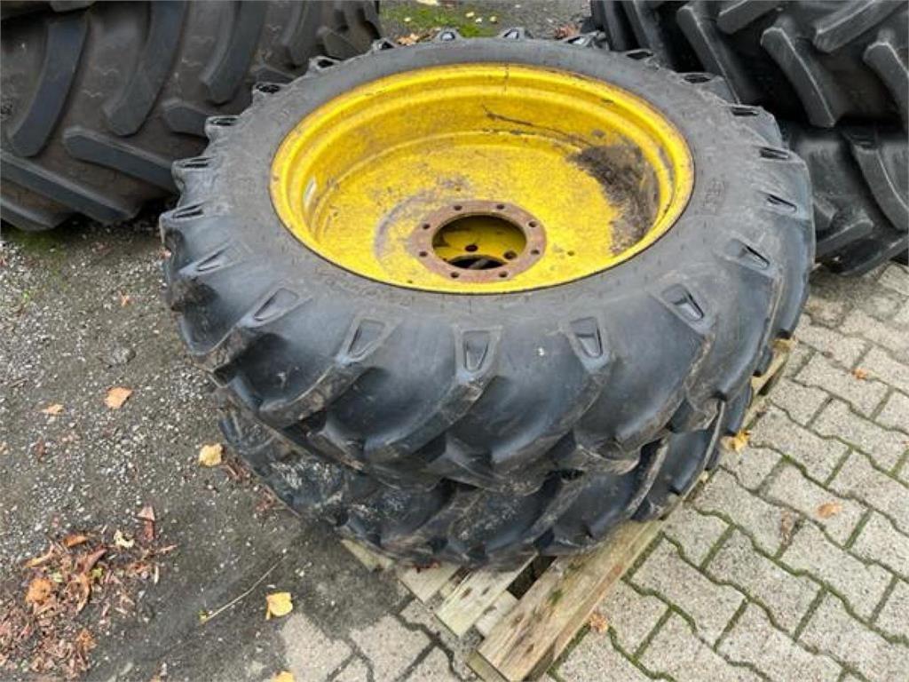 BKT 12.4-32 Riepas, riteņi un diski