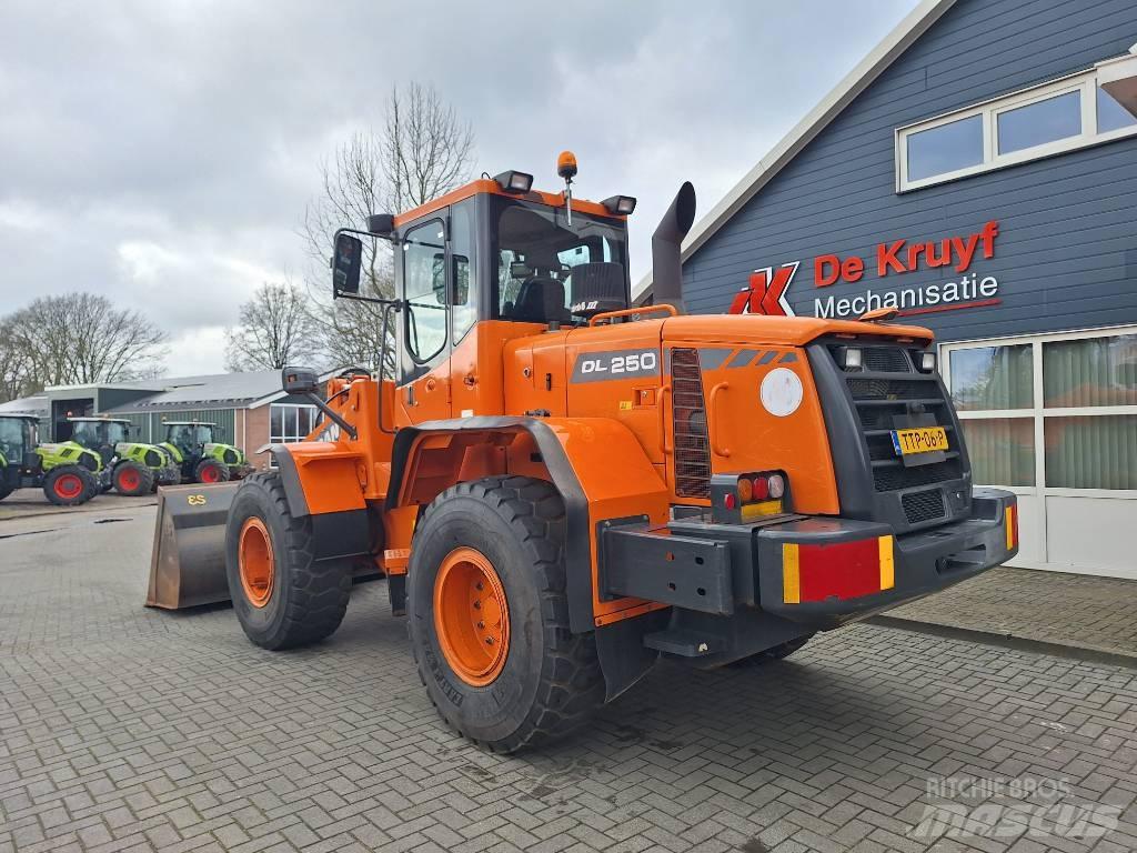 Doosan DL250 Iekrāvēji uz riteņiem