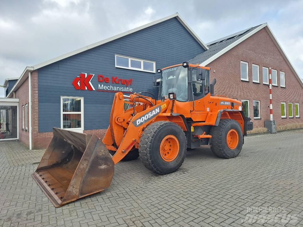 Doosan DL250 Iekrāvēji uz riteņiem