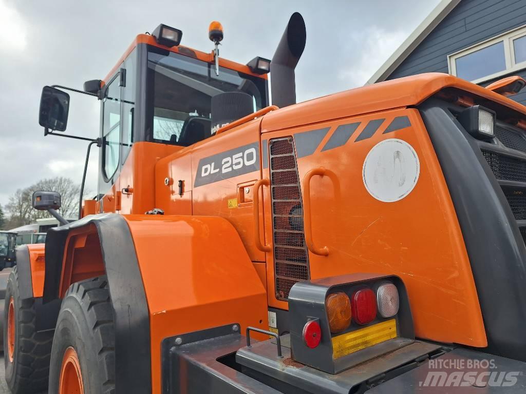 Doosan DL250 Iekrāvēji uz riteņiem