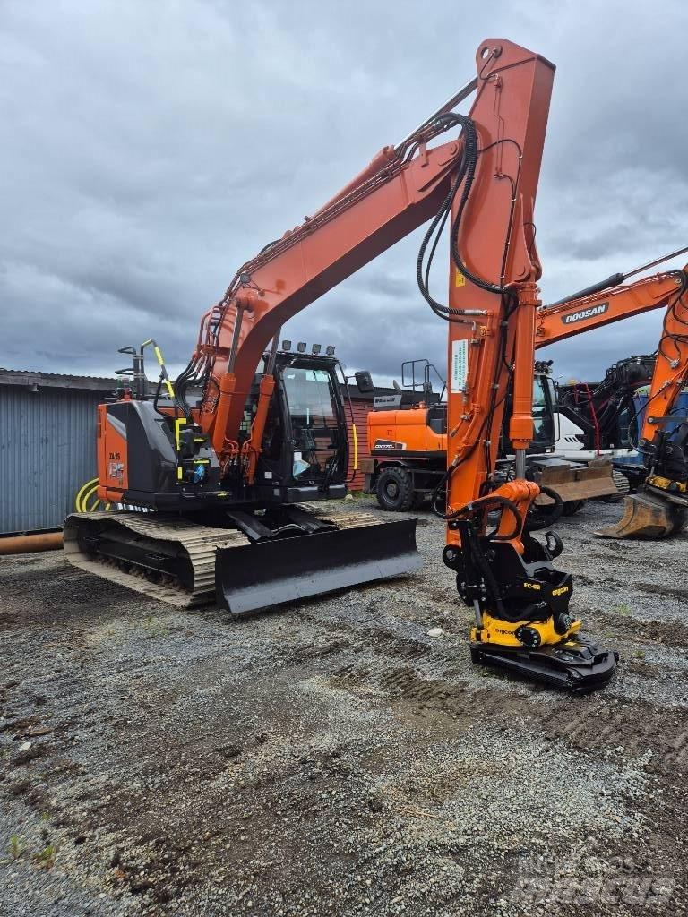 Hitachi ZX 135 US -7 Kāpurķēžu ekskavatori