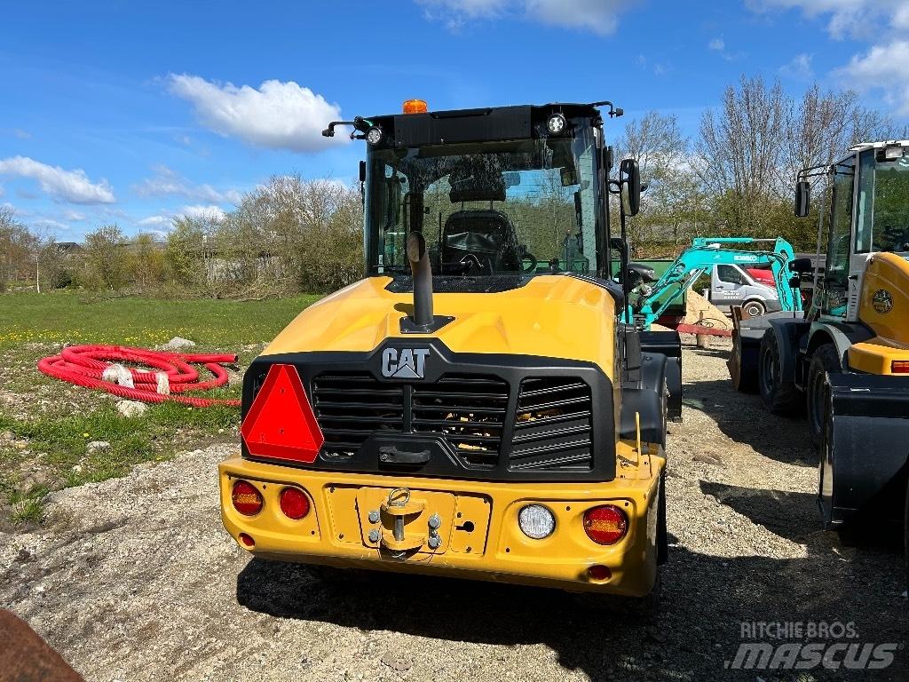 CAT 906 Iekrāvēji uz riteņiem