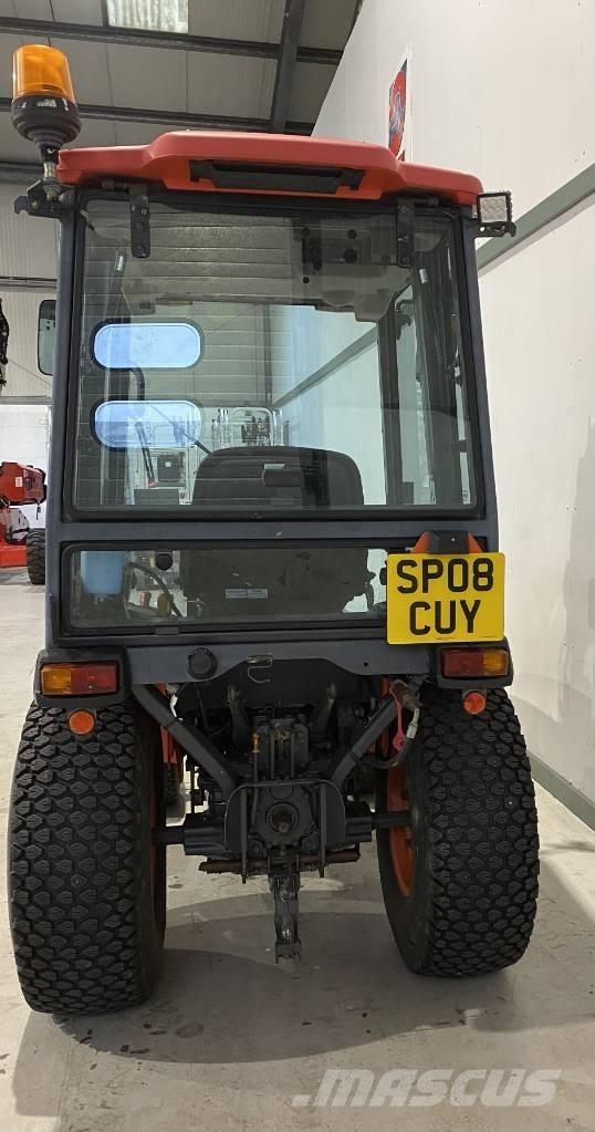 Kubota B2530 Kompaktie traktori