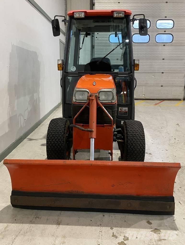 Kubota B2530 Kompaktie traktori
