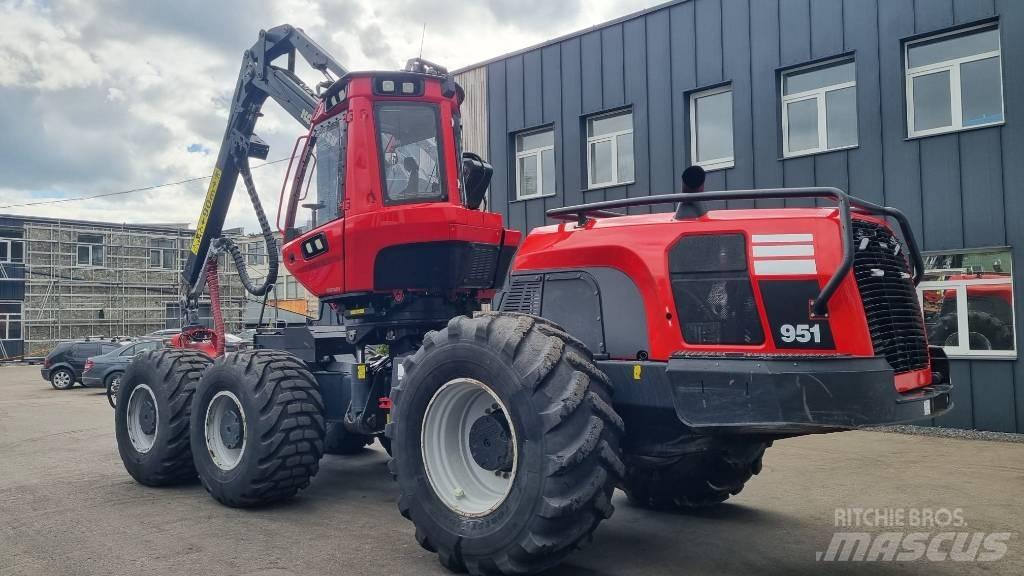 Komatsu 951 Harvesteri
