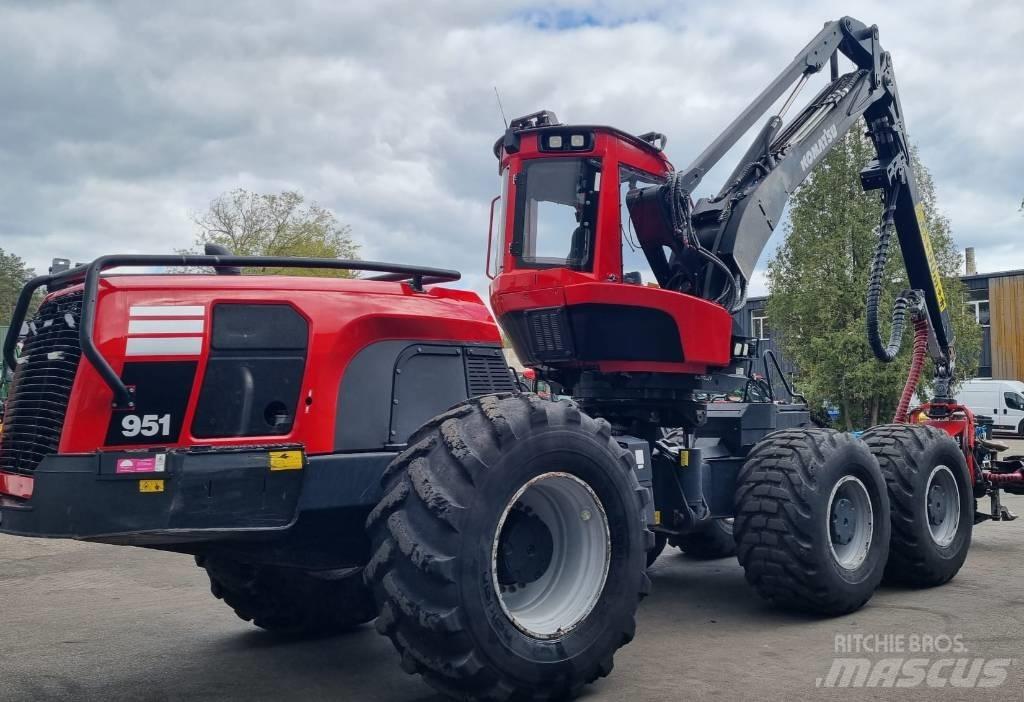Komatsu 951 Harvesteri