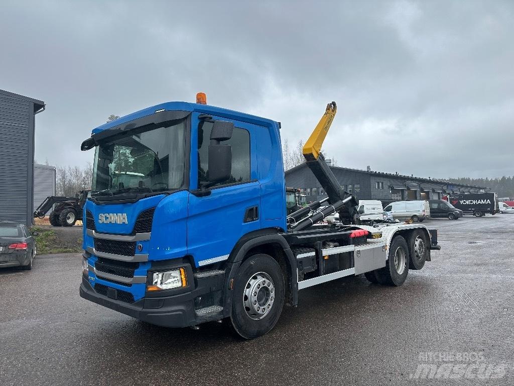 Scania P 360 Treileri ar āķi