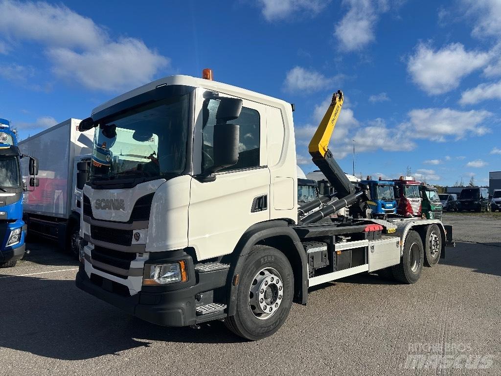 Scania P 360 Treileri ar āķi