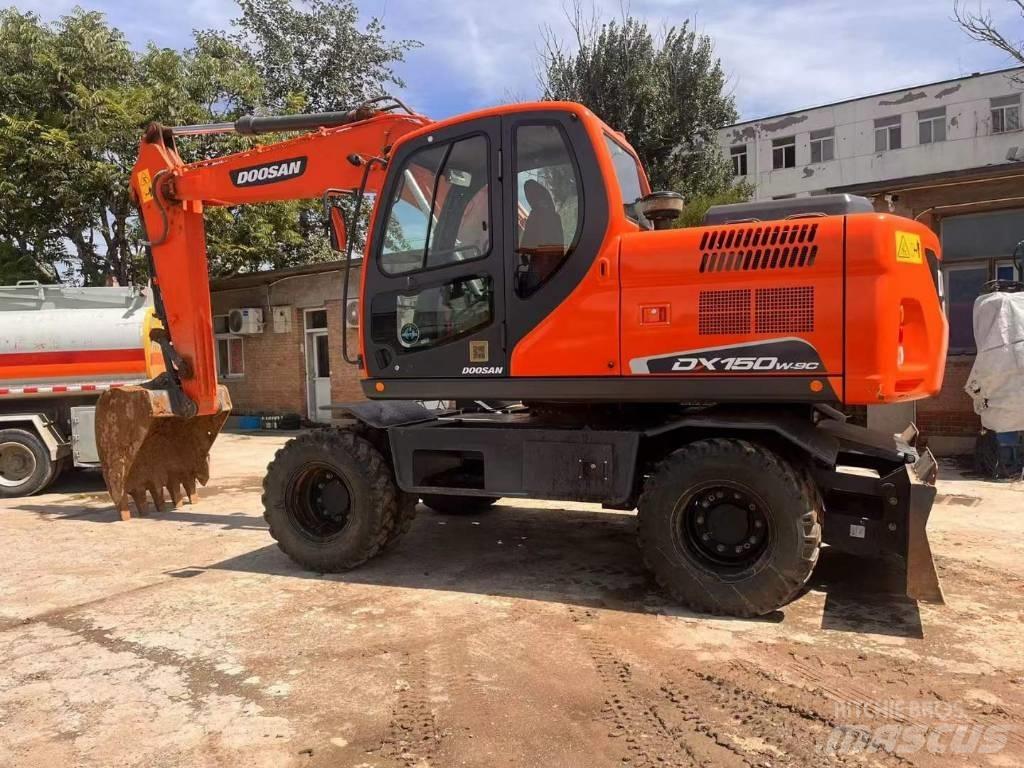 Doosan DH150W Ekskavatori uz riteņiem