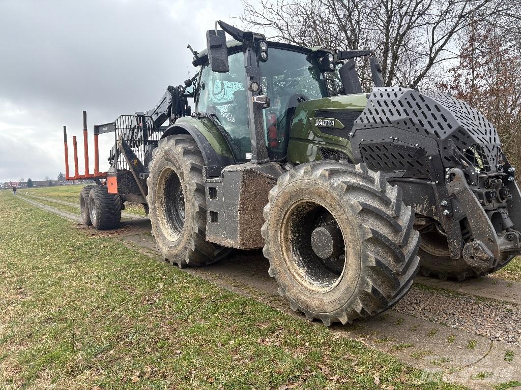 Valtra Q 305 Traktori